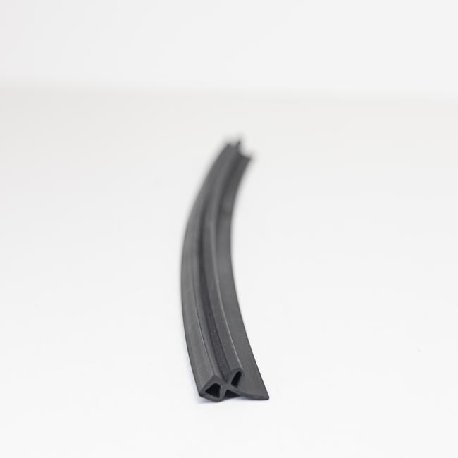 Akhtam al Abwab Walnawafidh Almasnueat Min al Aluminyum